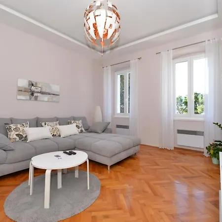 Nikki Kolovare Apartamento *