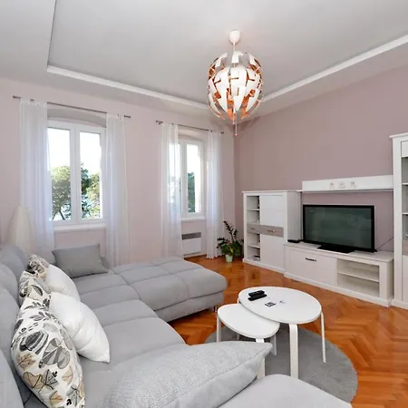 Apartament Nikki Kolovare *