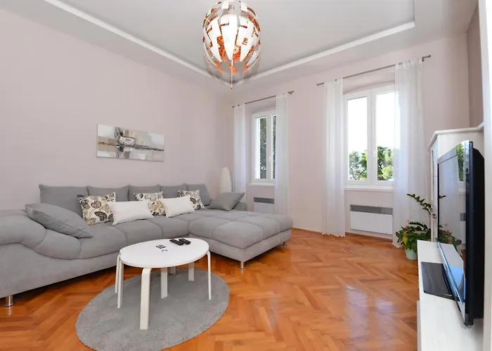 Nikki Kolovare Apartment *