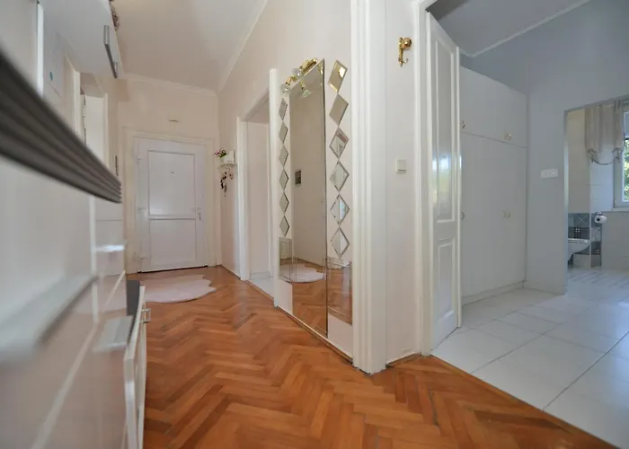 Apartment Nikki Kolovare